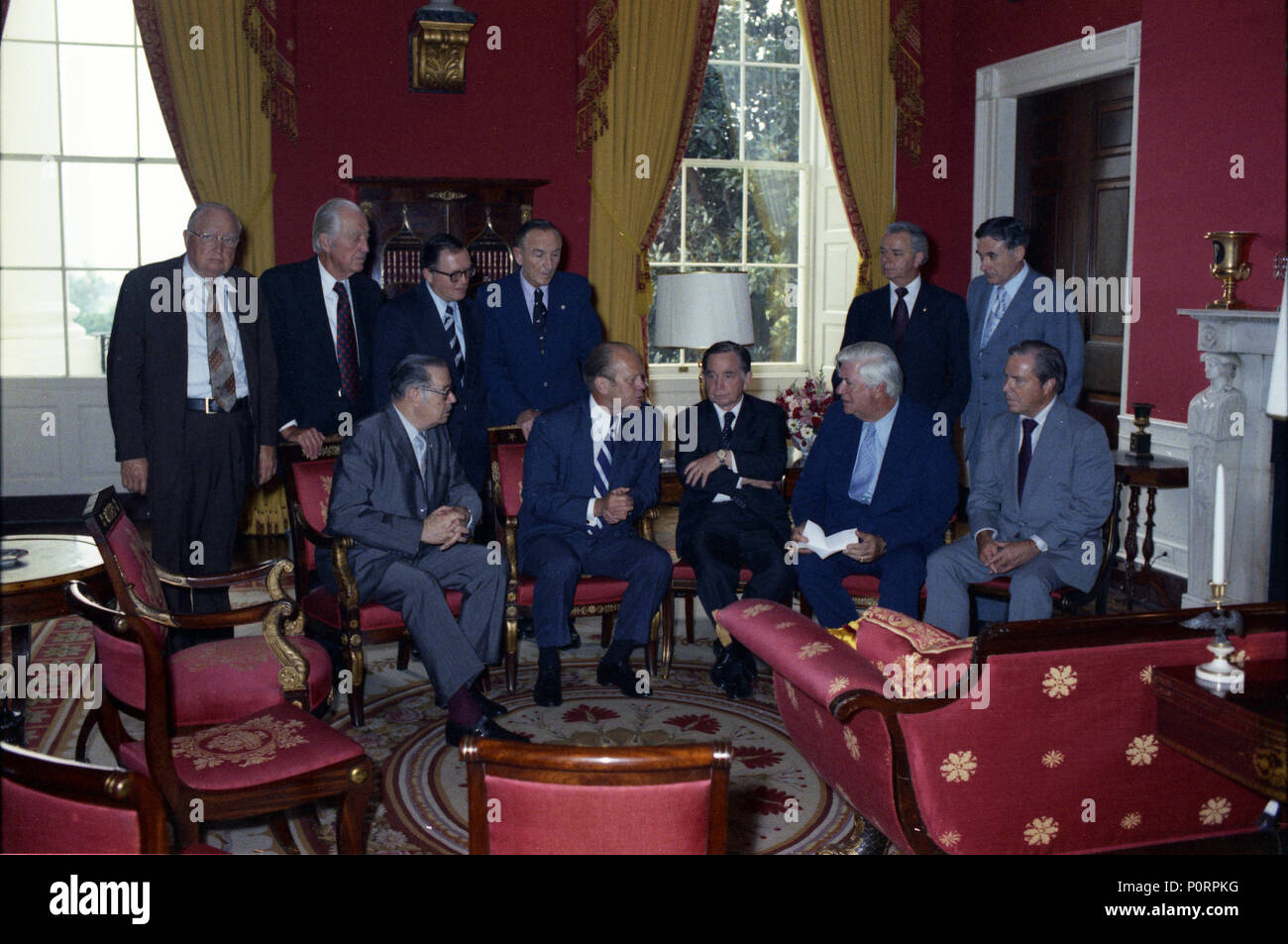 1974, 9 Agosto - Sala Rossa - La Casa Bianca - Gerald Ford, James O. Eastland, Leslie C. Arends, Robert P. Griffin, Mike Mansfield, Hugh Scott, Carl Albert, John J. Rhodes, Robert C. Byrd, Thomas P. "Tip" O'Neill Jr., John J. McFall - Incontro - Bi-partigiano dei leader del Congresso Foto Stock
