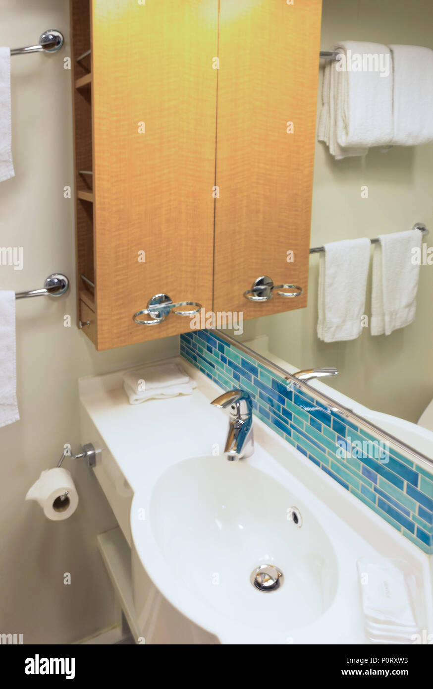 Bagno con cabina doccia, wc su una nave da crociera Foto Stock