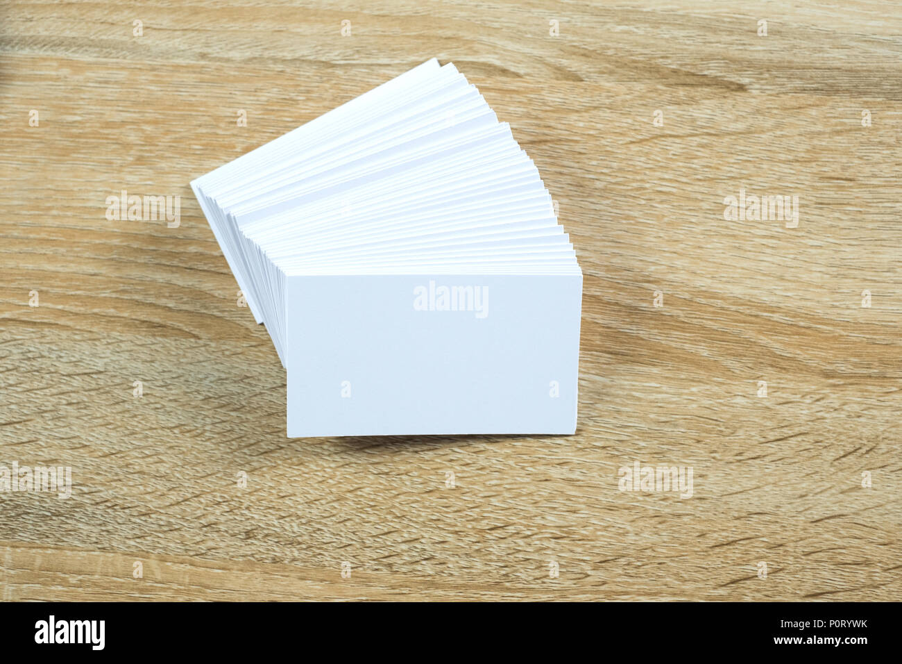 Blank business cards su legno tavolo di lavoro con copia spazio per aggiungere testo ID. e un logo azienda concept idea. Foto Stock