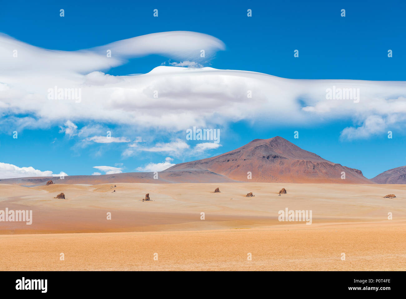 Il magnifico Dali deserto vicino al sale di Uyuni piatto (Salar de Uyuni) con formazioni rocciose che avrebbe potuto essere disegnata dal maestro stesso, Bolivia. Foto Stock