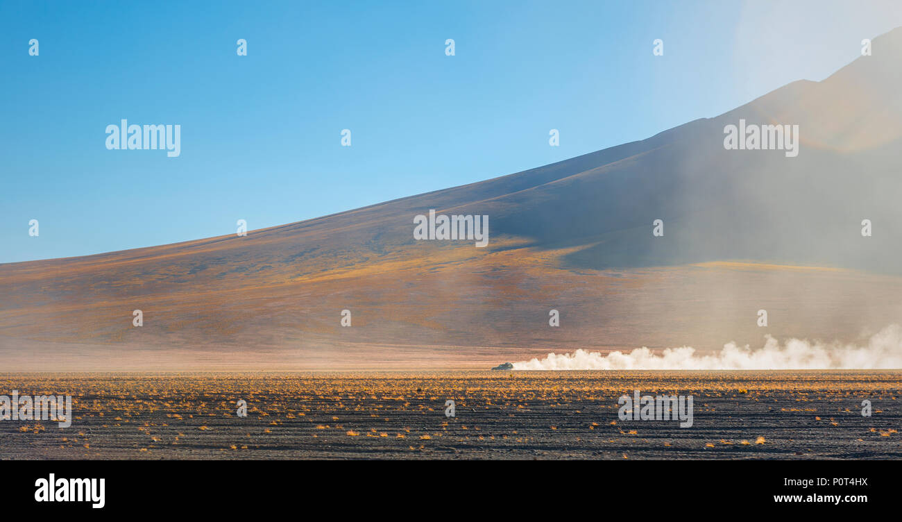 Una trazione a quattro ruote motrici navigando attraverso l'altipiano della Bolivia vicino al sale di Uyuni piatto e il deserto di Atacama nel Cile del sud America. Foto Stock