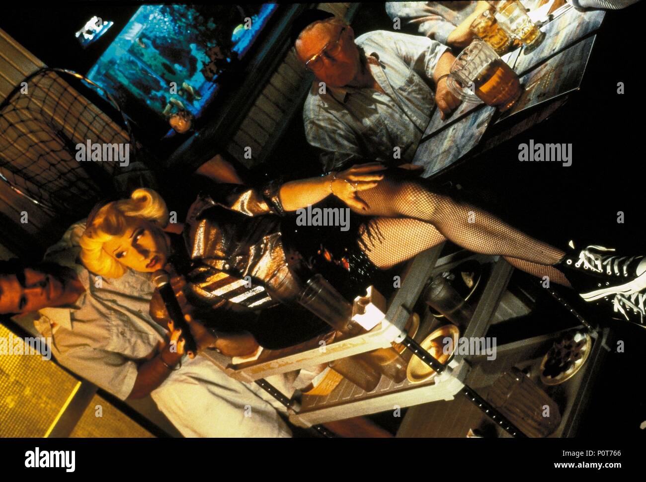 Pellicola originale titolo: EDVIGE E IL POLLICE arrabbiato. Titolo inglese: EDVIGE E IL POLLICE arrabbiato. Regista: JOHN CAMERON MITCHELL. Anno: 2001. Stelle: JOHN CAMERON MITCHELL. Credito: New Line Cinema / GIRAUD, Sophie / Album Foto Stock