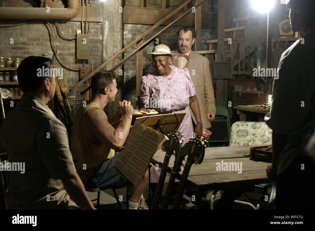 Pellicola originale titolo: IL LADYKILLERS. Titolo inglese: il LADYKILLERS. Regista: Ethan Coen; Joel Coen. Anno: 2004. Stelle: Tom Hanks; IRMA P. HALL. Credito: Touchstone Pictures/JACOBSON COMPANY / Album Foto Stock