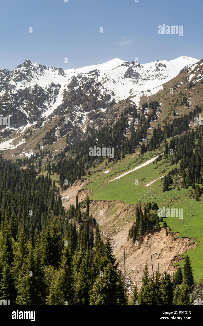 Montagne innevate a Chimbulak, Kazakistan Foto Stock