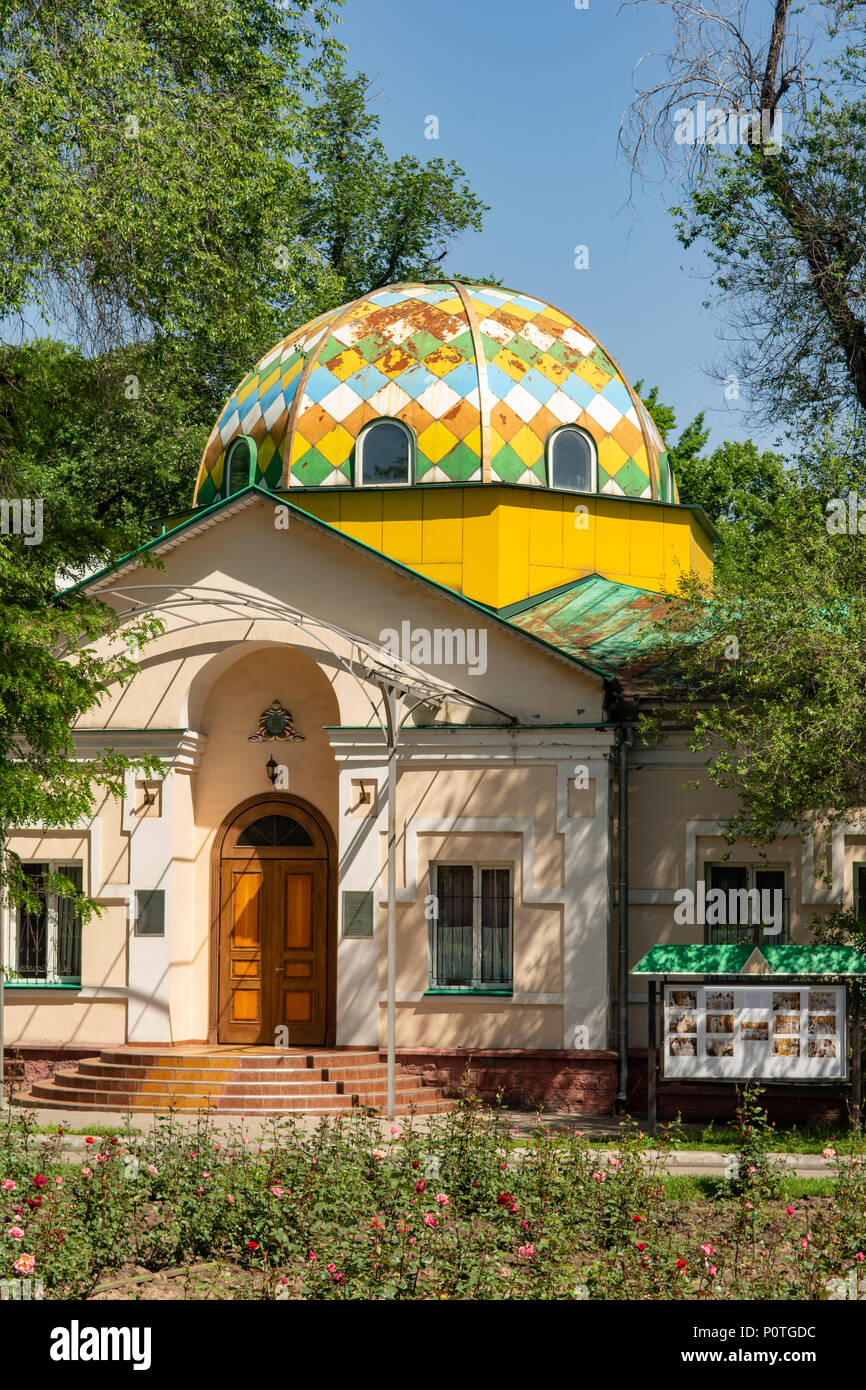 Edificio a cupola a cattedrale Zenkov, Almaty, Kazakhstan Foto Stock