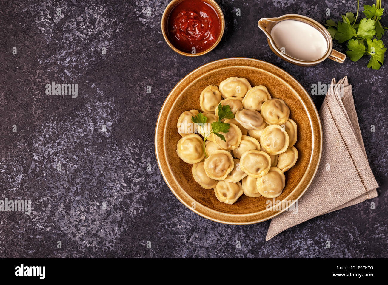 In casa gnocchi di carne - russo pelmeni. Vista superiore, copia dello spazio. Foto Stock