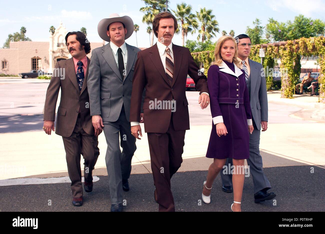 Pellicola originale titolo: ANCHORMAN: la leggenda di Ron Burgundy. Titolo inglese: ANCHORMAN: la leggenda di Ron Burgundy. Regista: ADAM MCKAY. Anno: 2004. Stelle: CHRISTINA APPLEGATE HA; Paul Rudd; Will Ferrell; Steve Carell; David Koechner. Credito: DREAMWORKS SKG / Masi, FRANK / Album Foto Stock