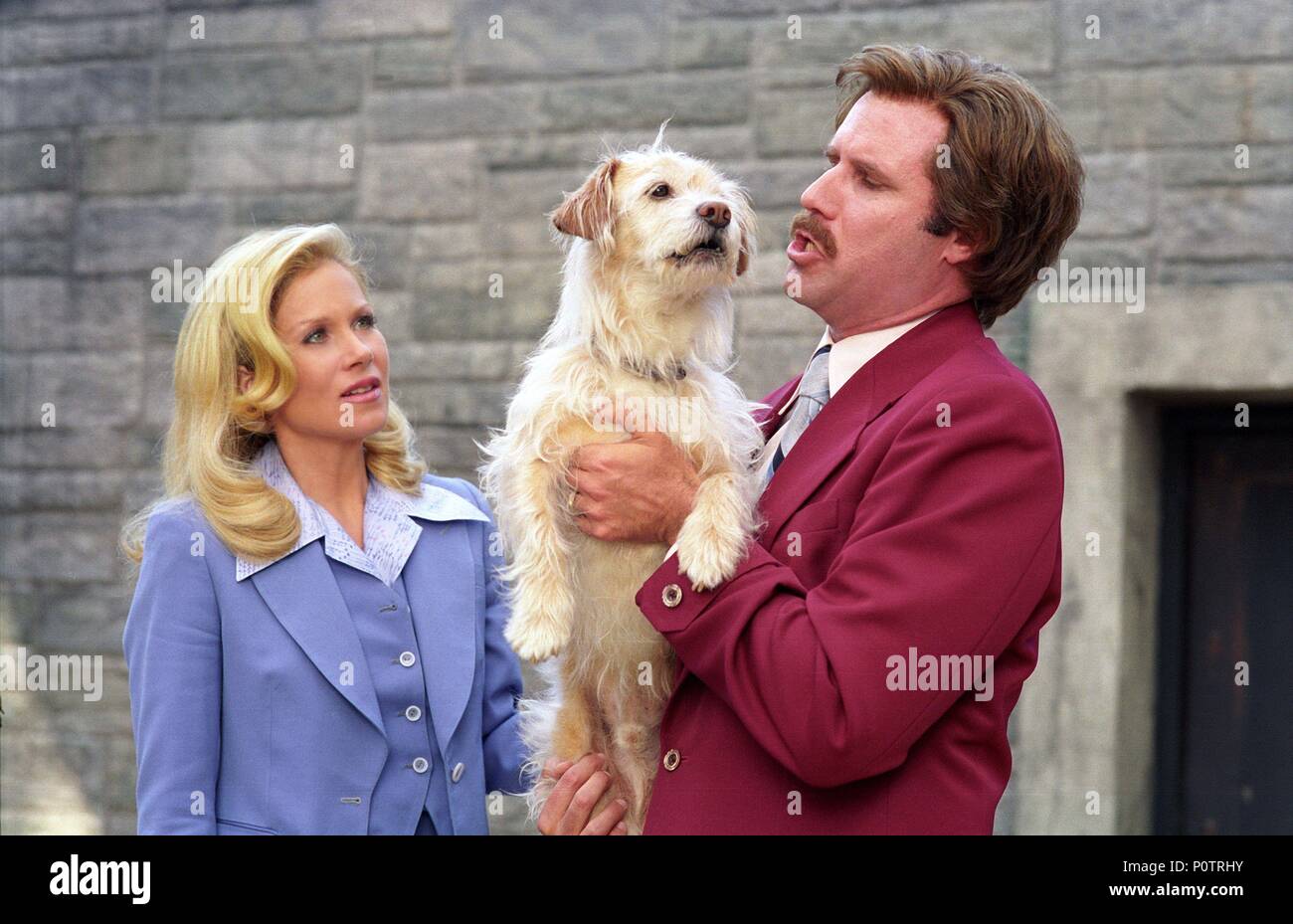 Pellicola originale titolo: ANCHORMAN: la leggenda di Ron Burgundy. Titolo inglese: ANCHORMAN: la leggenda di Ron Burgundy. Regista: ADAM MCKAY. Anno: 2004. Stelle: CHRISTINA APPLEGATE HA; Will Ferrell. Credito: DREAMWORKS SKG / IOVINO, Peter / Album Foto Stock