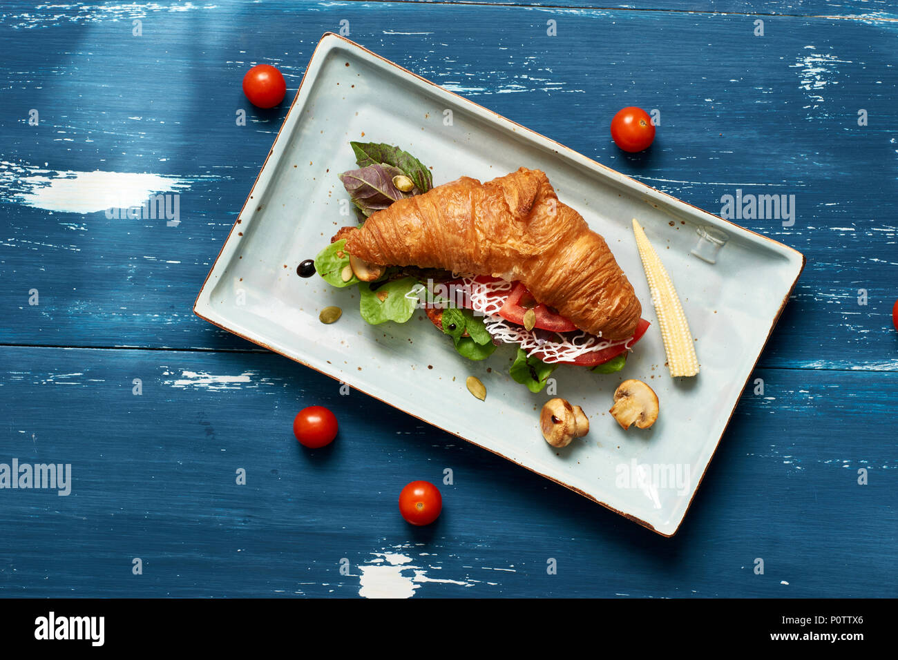 Delizioso sandwich made con dei croissant con ripieno di verdure Foto Stock