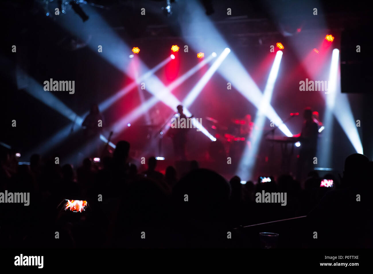 La folla al concerto e stadio sfocate luci . Close up di fotografare con lo smartphone durante un concerto . Foto Stock