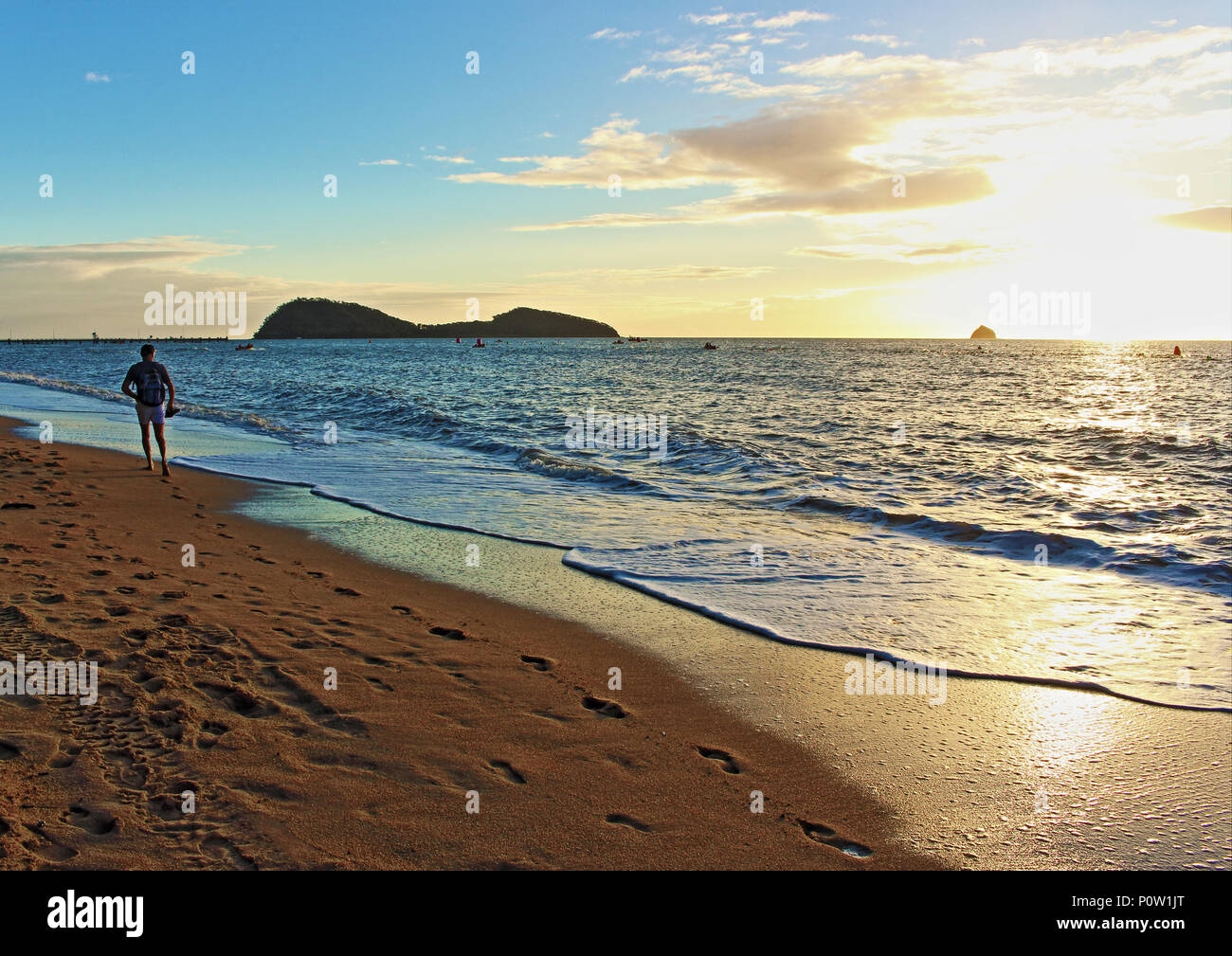 Palm Cove Beach, isola di viste, Ironman Asia Pacific Calcio Nuoto evento gamba in corso offshore in Palm Cove poco dopo l'alba Foto Stock