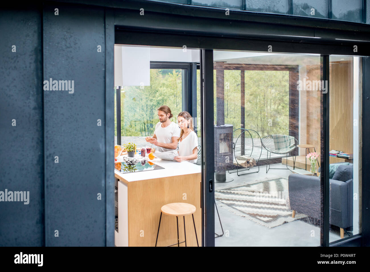 Giovane nella casa moderna Foto Stock