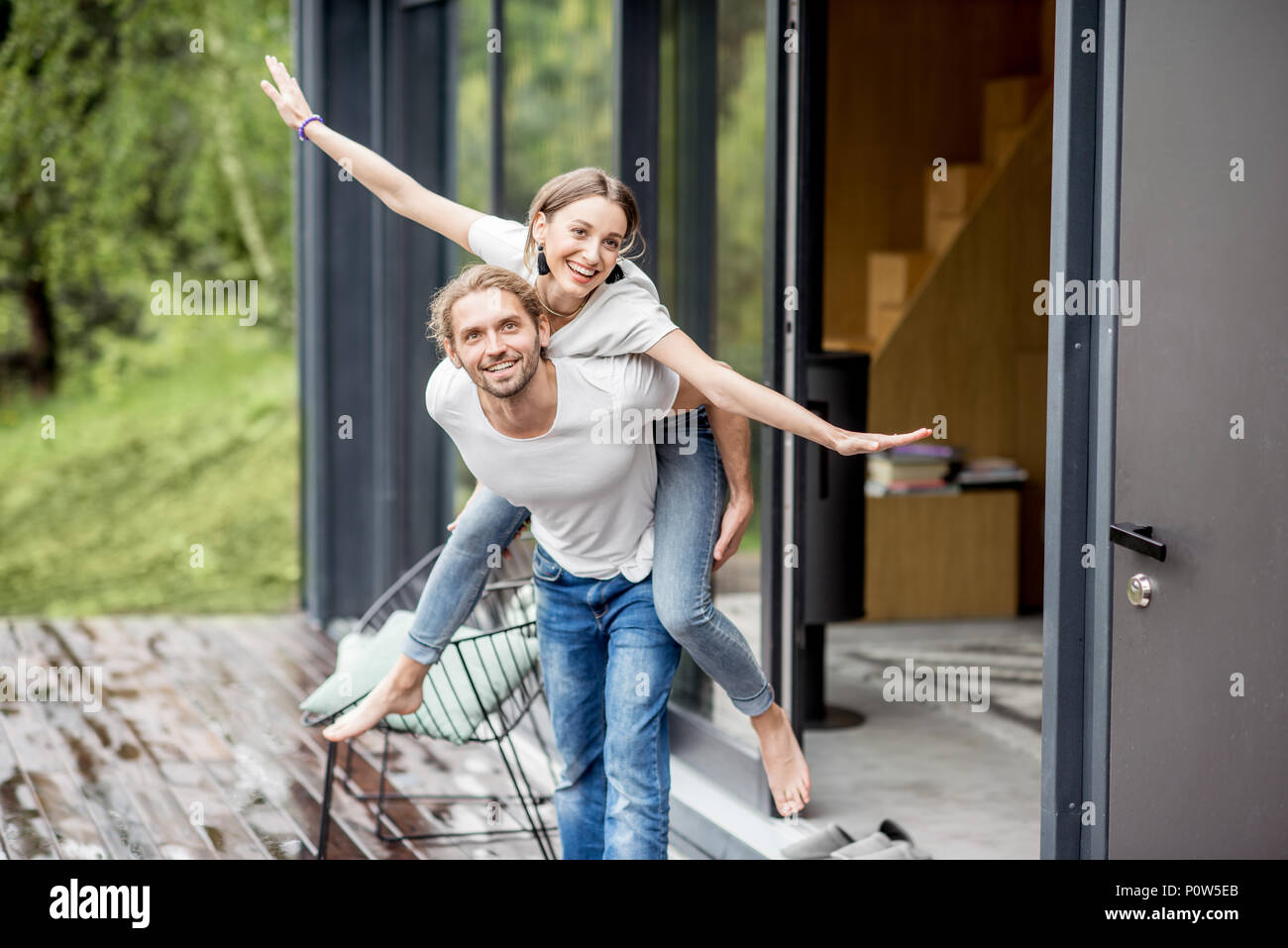 Coppia felice sulla terrazza di casa Foto Stock