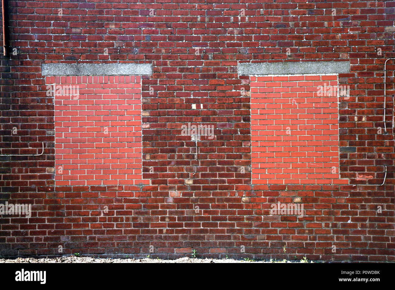 Una murata parete rossa sul vecchio edificio in Dinnington, Sheffield South Yorkshire Foto Stock