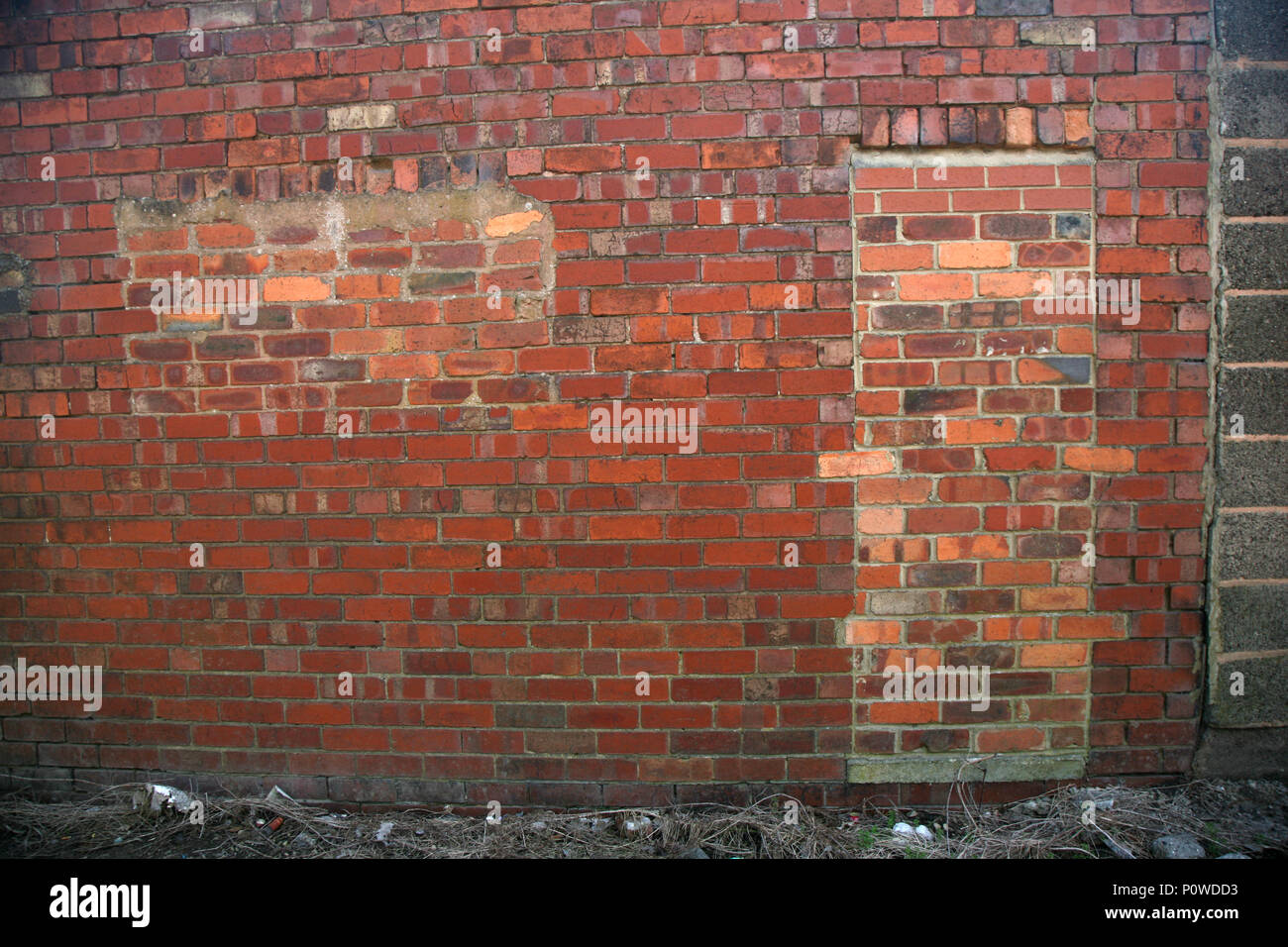 Una murata parete rossa sul vecchio edificio in Dinnington, Sheffield South Yorkshire Foto Stock