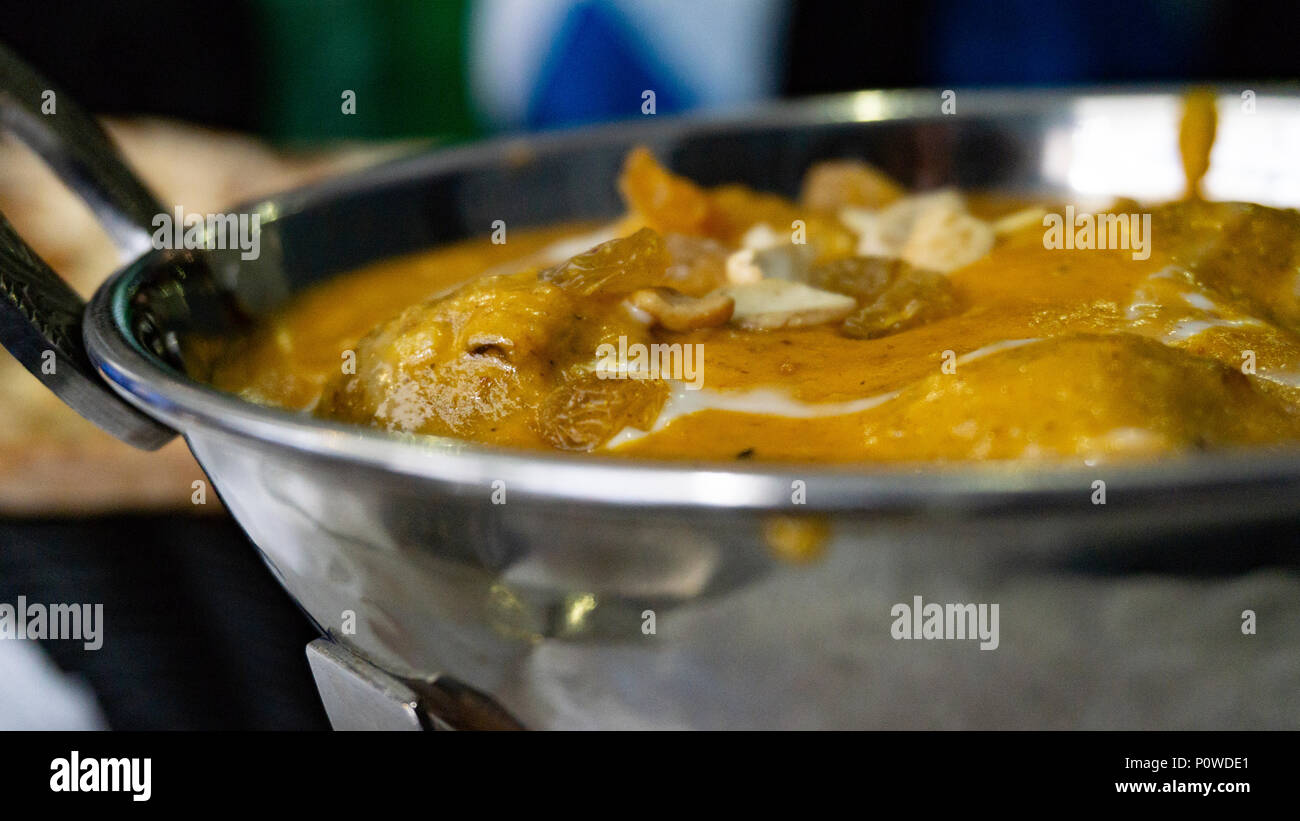 Tipico cibo indiano piccante e servita in tipici contenitori in metallo Foto Stock