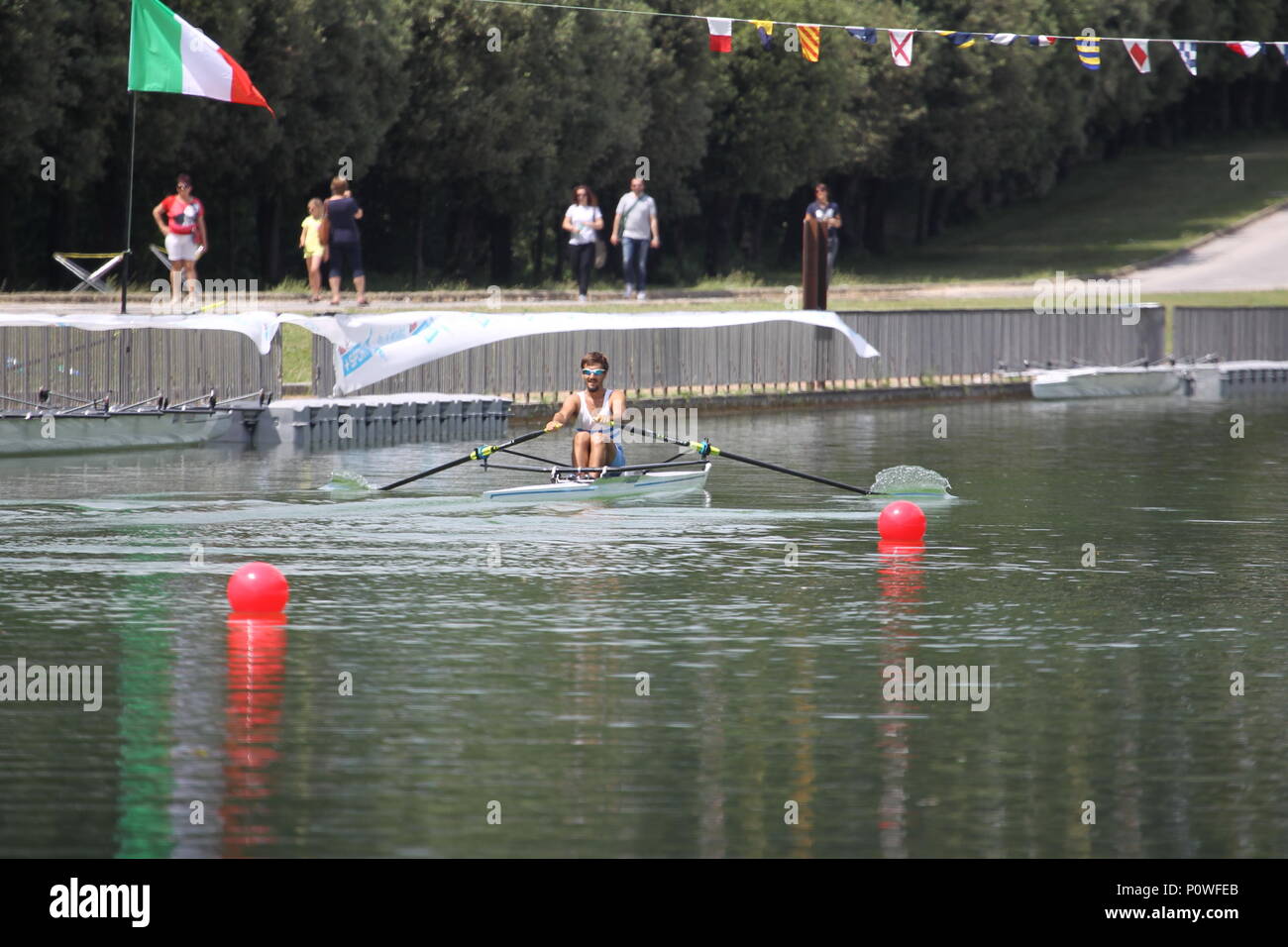 Caserta, Italia. 09 Giugno, 2018. "Reggia Challenge Cup 2018' concorrenza a remi 4a edizione, 'fontana dei Delfini" della concorrenza nel campo della Reggia di Caserta parco.Nella foto un momento di concorrenza Credito: Salvatore Esposito/Pacific Press/Alamy Live News Foto Stock