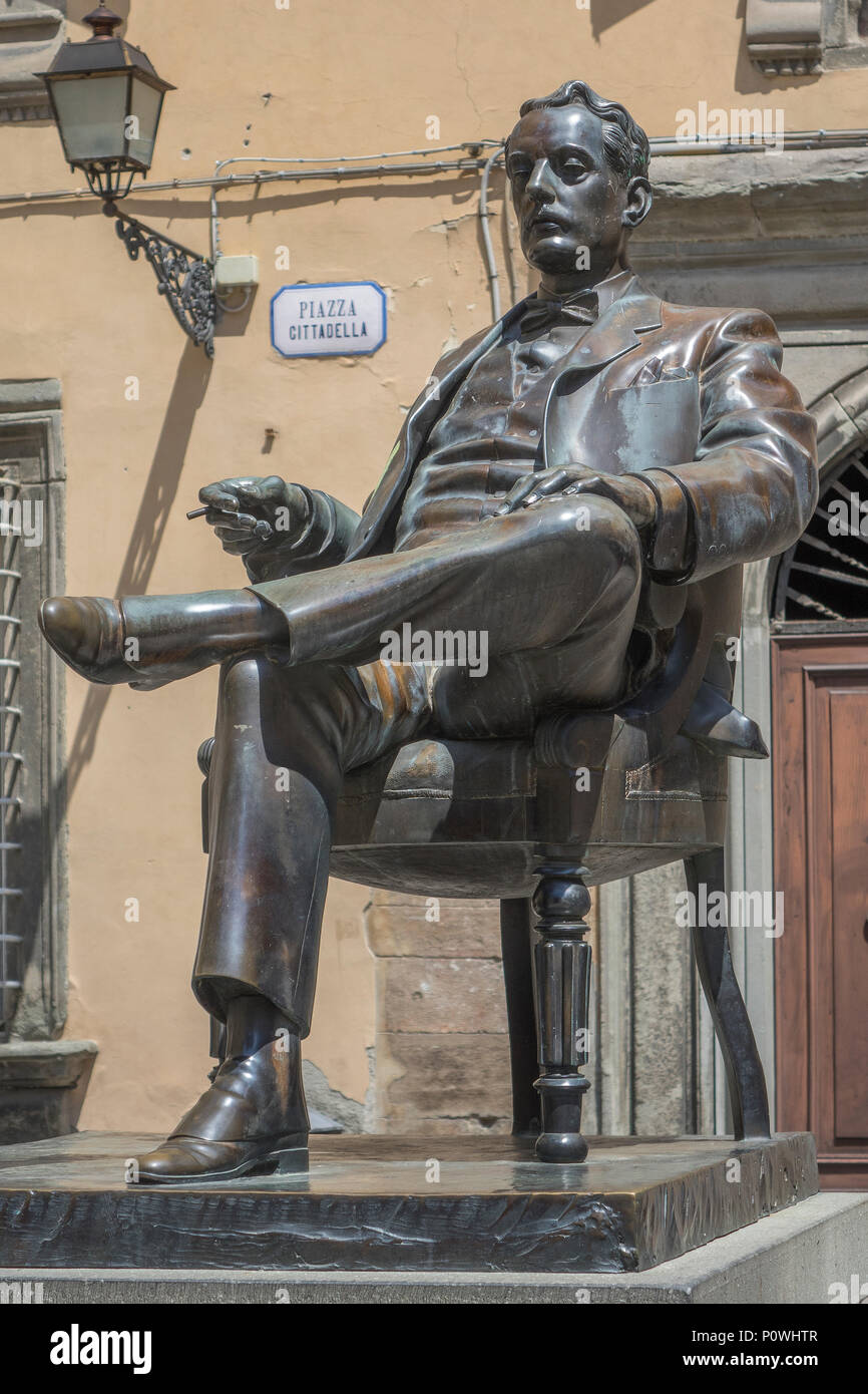 L'Italia, Toscana, Lucca, Puccin, statua in Piazza Cittadella Foto Stock