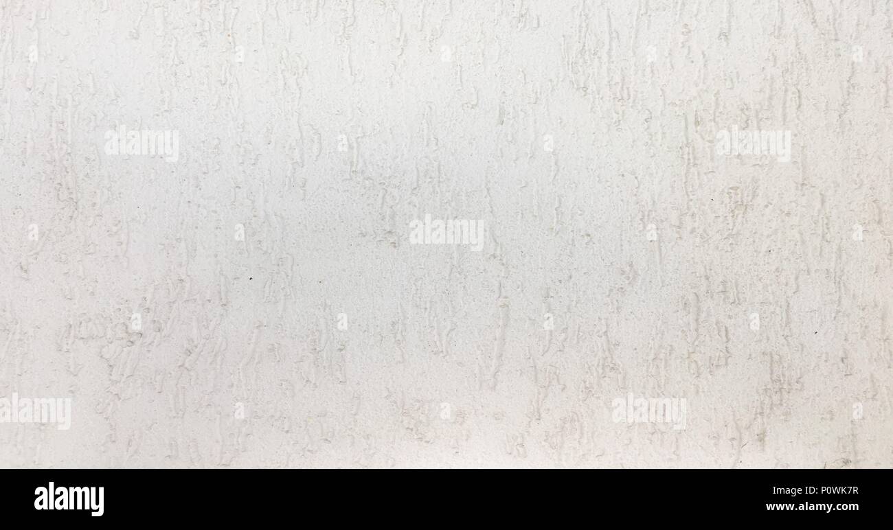 Grungy parete dipinta la texture come sfondo. Incrinato concreto piano vintage, sfondo bianco vecchia parete dipinta. Sfondo dipinto lavato Foto Stock