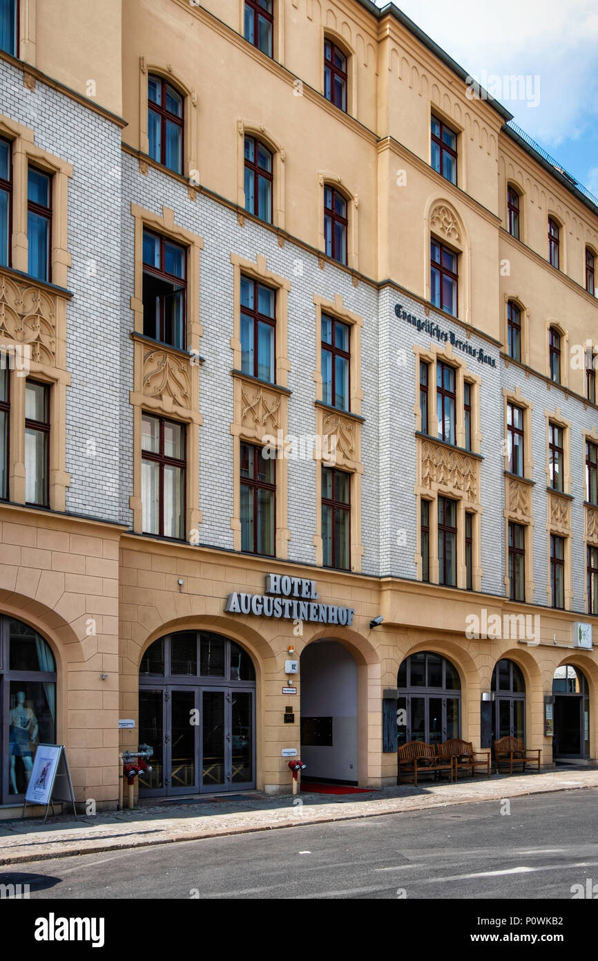 Berlin Mitte, Augustinhof Hotel - hotel a tre stelle in un edificio storico nel mese di agosto street. Facciata di edificio & esterno. Foto Stock