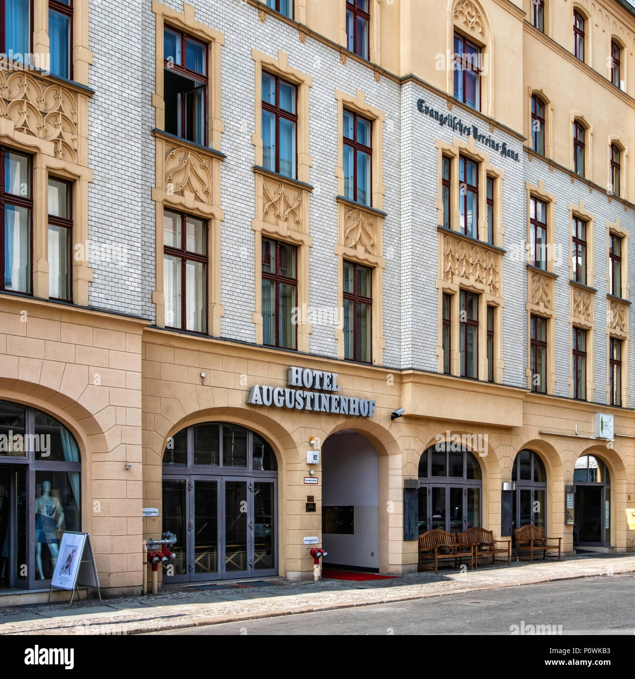 Berlin Mitte, Augustinhof Hotel - hotel a tre stelle in un edificio storico nel mese di agosto street. Facciata di edificio & esterno. Foto Stock