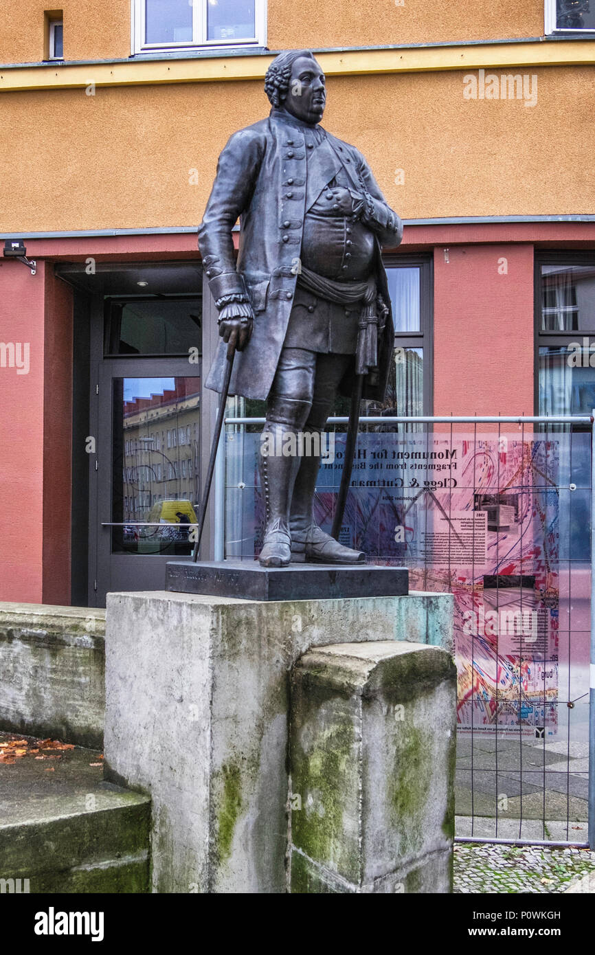 Il monumento per cambiamento storico - raccolta di frammenti da monumenti storici a Rosa-Luxemburg-Platz, Berlin i pezzi di questa insolita mem Foto Stock