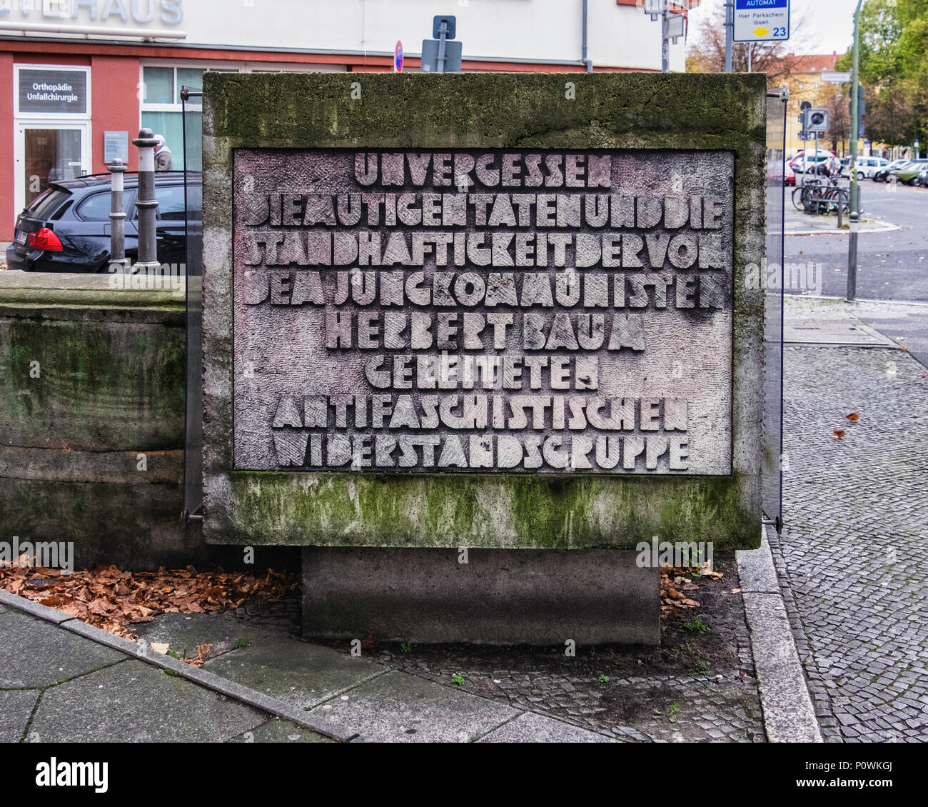 Il monumento per cambiamento storico - raccolta di frammenti da monumenti storici a Rosa-Luxemburg-Platz, Berlin i pezzi di questa insolita mem Foto Stock