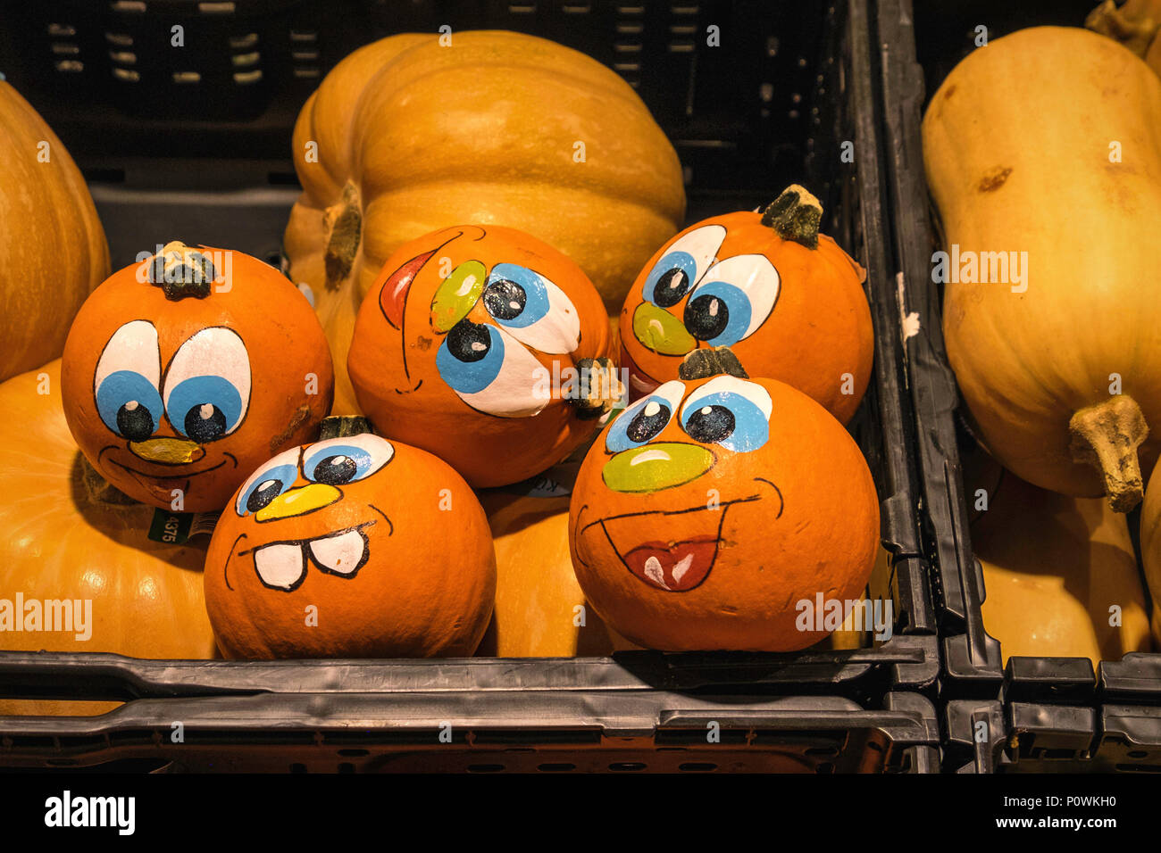 Haloween - Visualizzazione di zucche arancione decorato con facce buffe Foto Stock