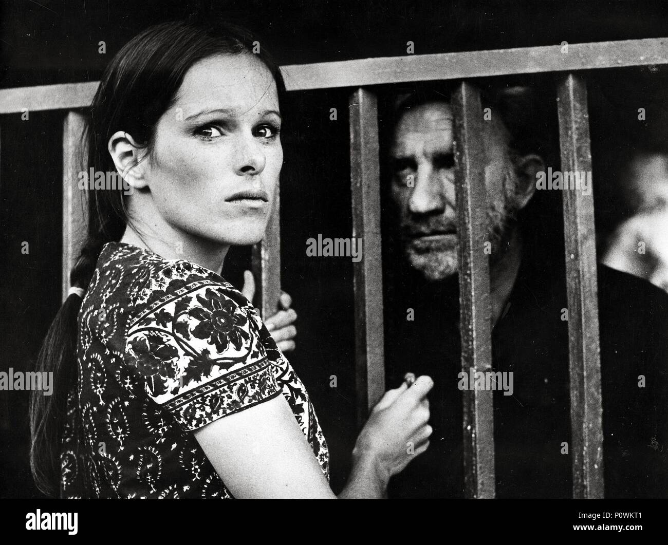 Pellicola originale titolo: Ana y Los Lobos. Titolo inglese: Anna e i lupi. Regista: Carlos Saura. Anno: 1973. Stelle: GERALDINE CHAPLIN; FERNANDO FERNAN GOMEZ. Credito: ELIAS QUEREJETA, P.C / Album Foto Stock