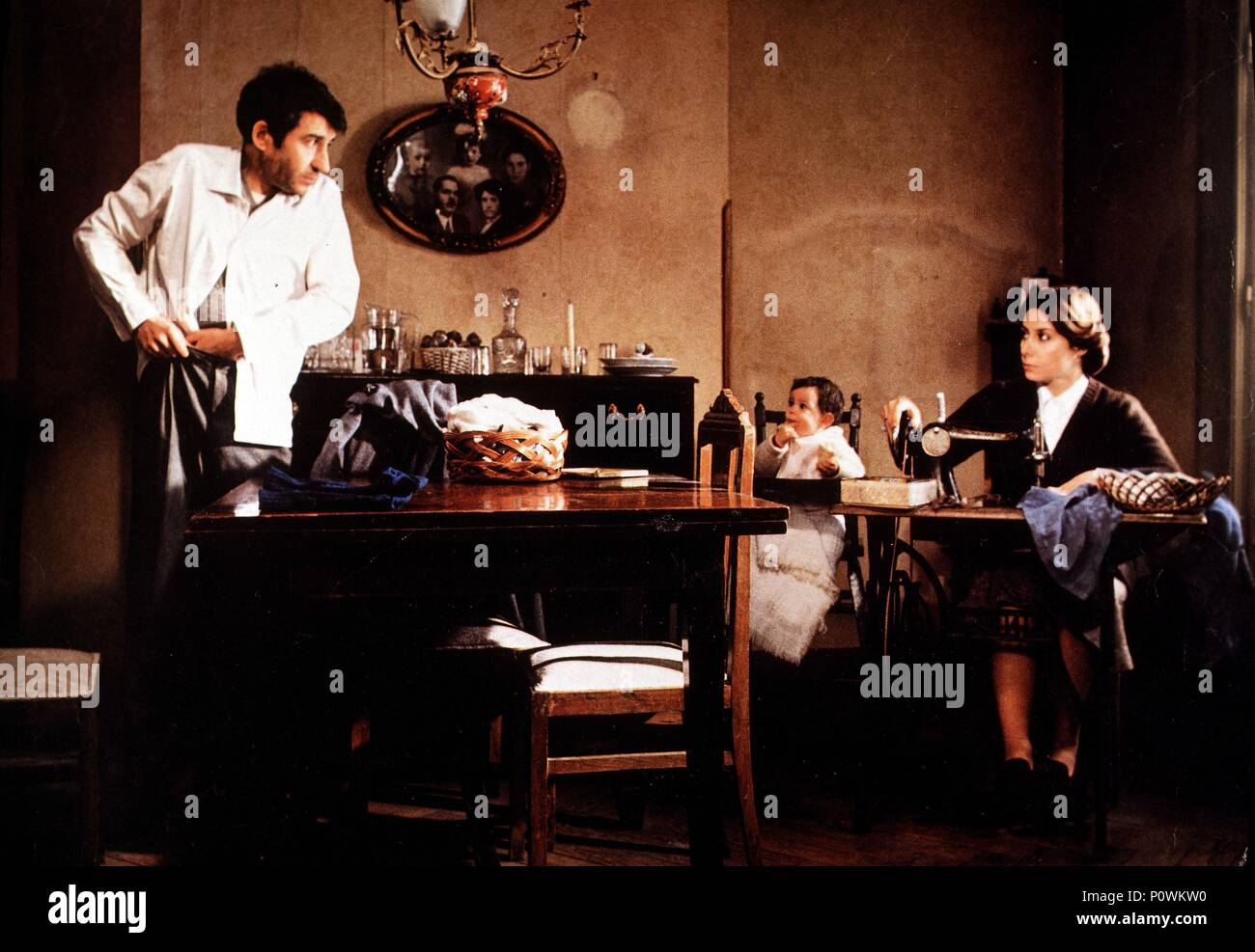 Pellicola originale titolo: COLMENA, LA. Titolo inglese: l'alveare. Regista: MARIO CAMUS. Anno: 1982. Stelle: Jose sacrestano. Credito: AGATA FILM / Album Foto Stock