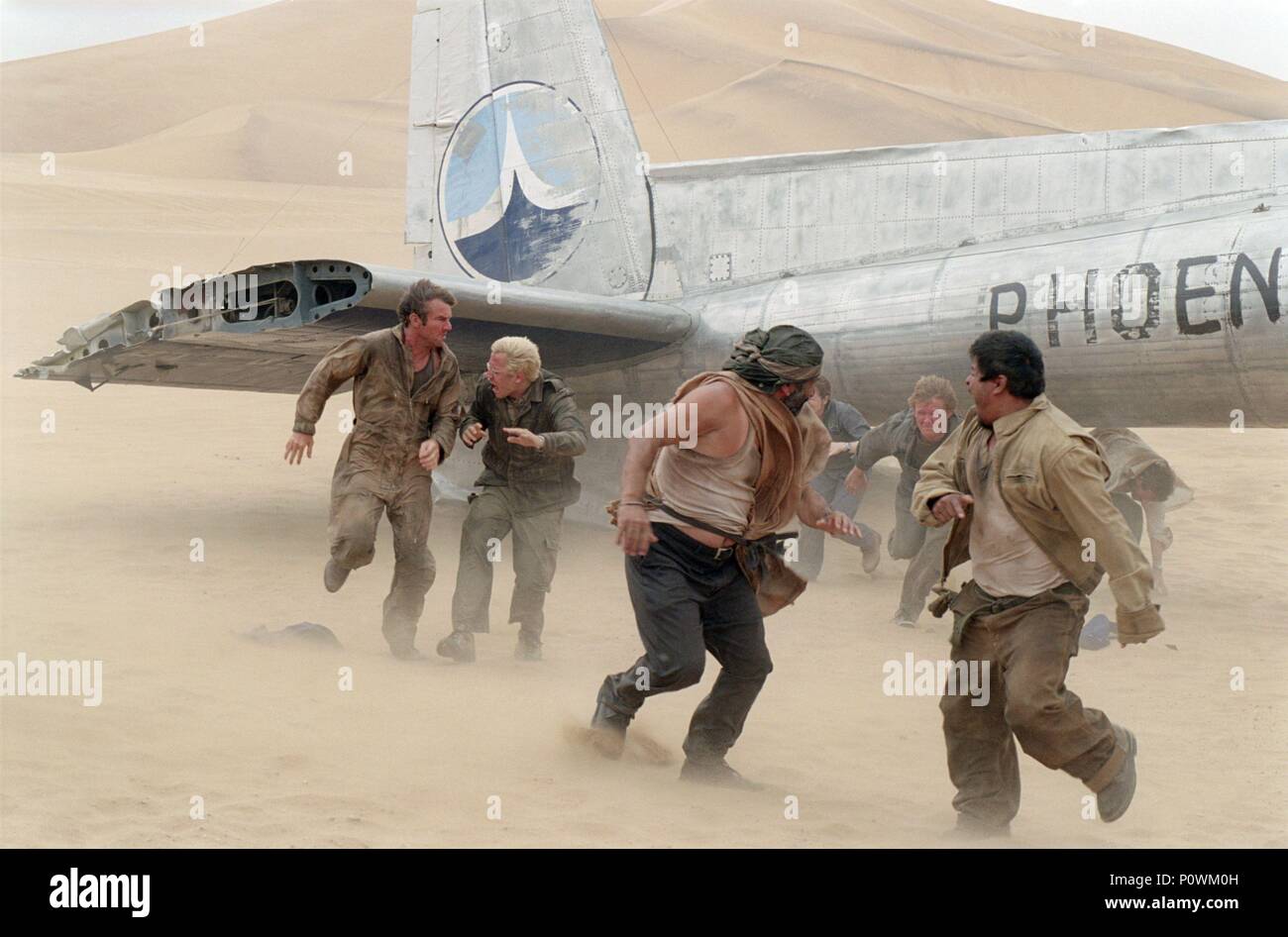 Pellicola originale titolo: volo di Phoenix. Titolo inglese: volo di Phoenix. Regista: John Moore. Anno: 2004. Stelle: Dennis Quaid; Hugh Laurie; GIOVANNI RIBISI; Giacobbe VARGAS; SCOTT MICHAEL CAMPBELL; MIRANDA OTTO; KEVORK MALIKYAN. Credito: 20TH CENTURY FOX / ENDRENYI, EGON / Album Foto Stock