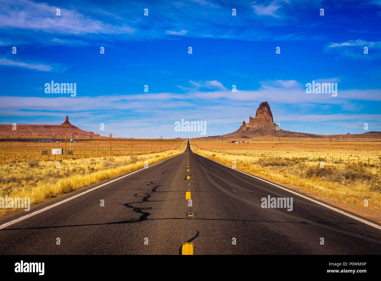 Strada che conduce alla Monument Valley nello Utah, Stati Uniti d'America Foto Stock