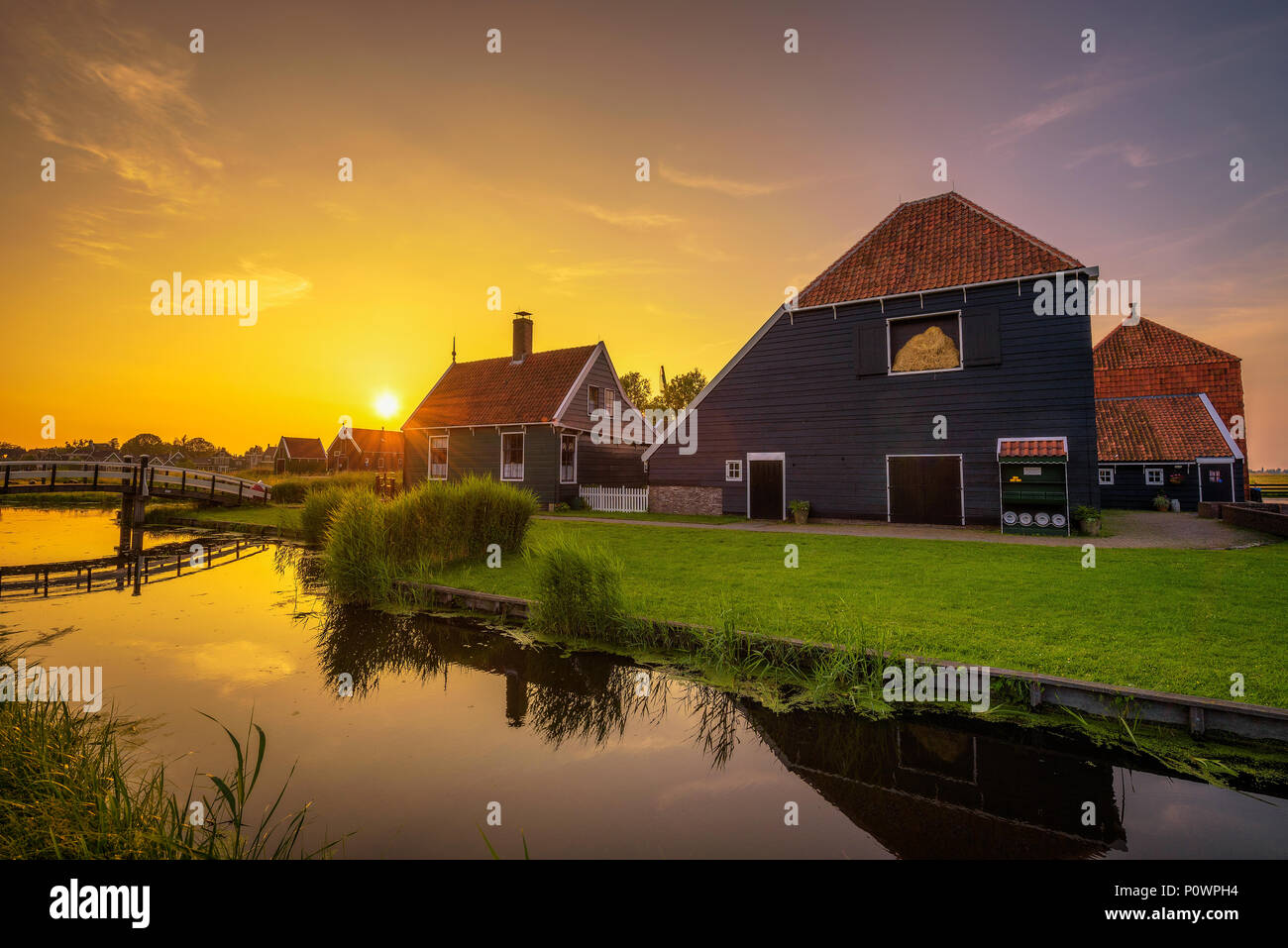 Tramonto al di sopra del villaggio di Zaanse Schans nei Paesi Bassi Foto Stock