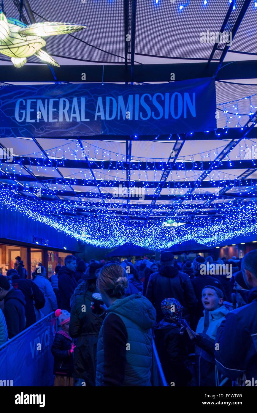 Le lunghe code per l' ammissione all' ingresso del Taronga Zoo per Vivid Sydney 2018 Foto Stock