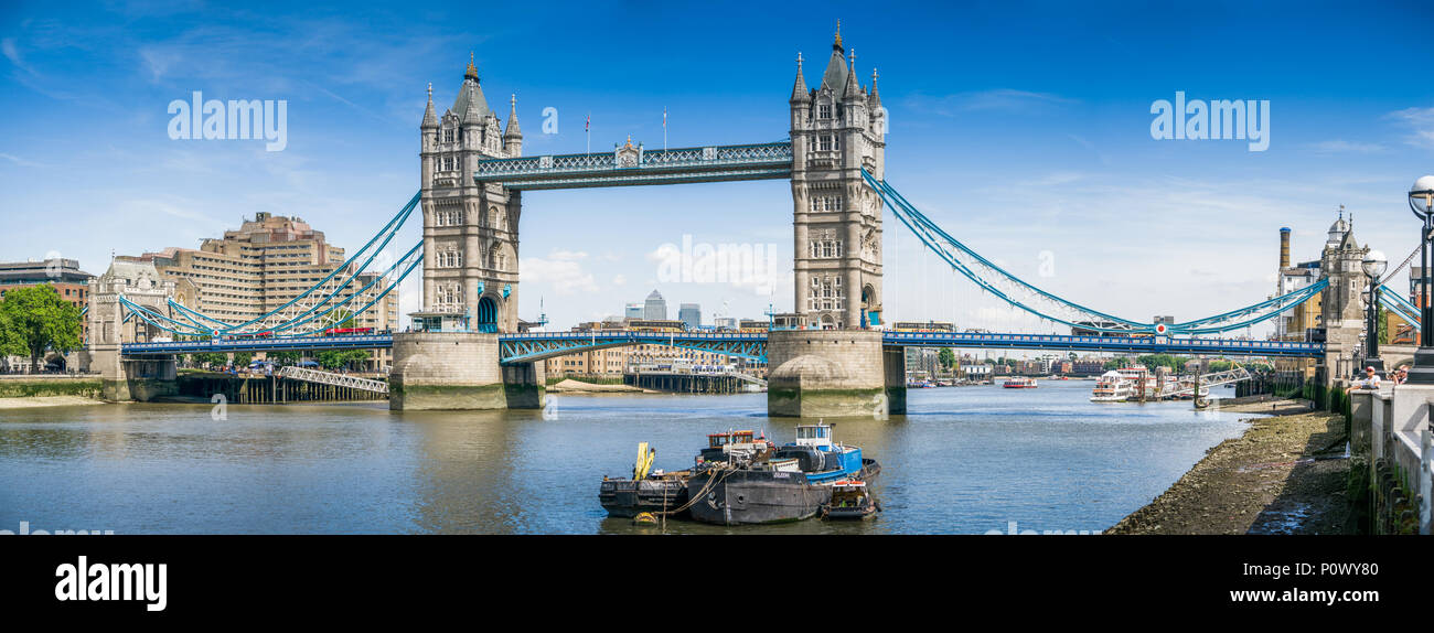 Una vista panoramica su una soleggiata giornata di Tower Bridge di Londra a bassa marea Foto Stock