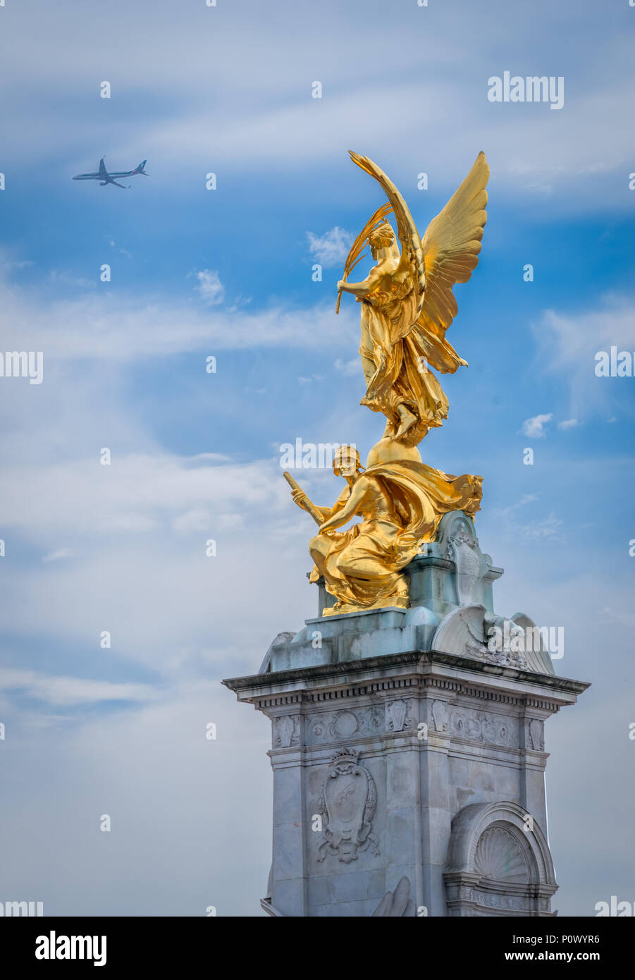 Un passeggero jet vola oltre la regina Victoria Memorial come la Vittoria Alata scultura guarda a. Foto Stock