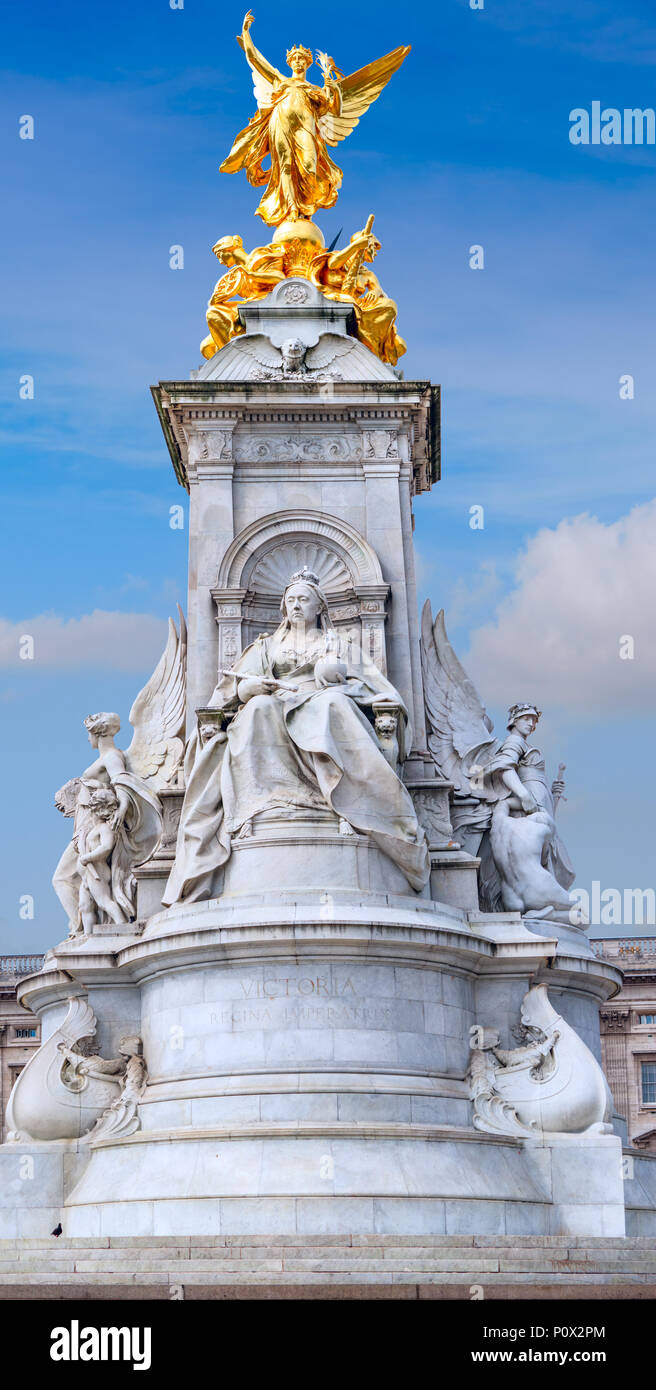 Lunghezza piena vista del pilone principale della regina Victoria Memorial, fuori Buckingham Palace on The Mall a Londra Foto Stock