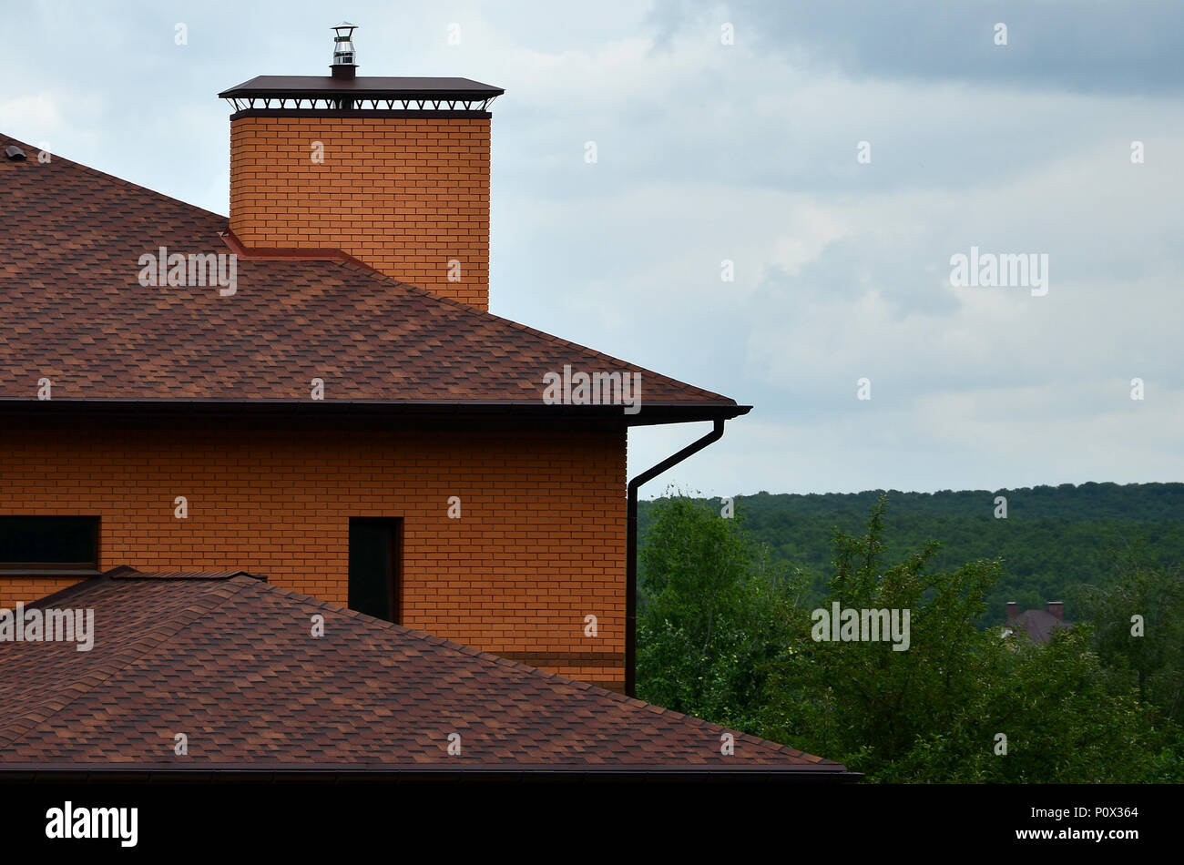 La casa è dotata di alta qualità di coperture di herpes zoster (bitume piastrelle). Un buon esempio di perfetta copertura. Il tetto è protetta in modo affidabile dall annuncio Foto Stock