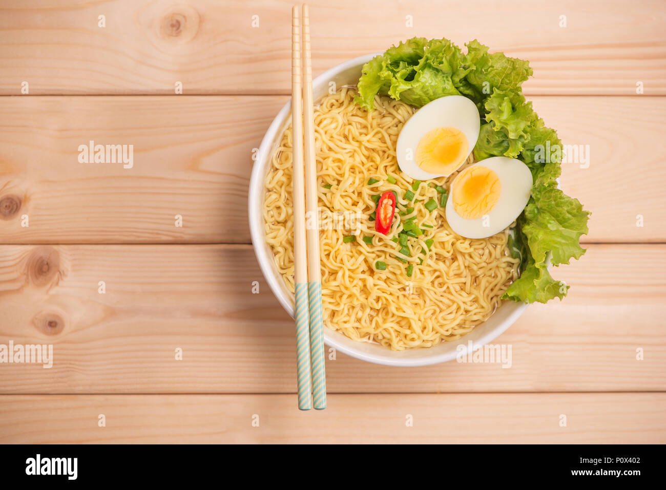 Asian Tagliatelle con verdure e uova sode Foto Stock