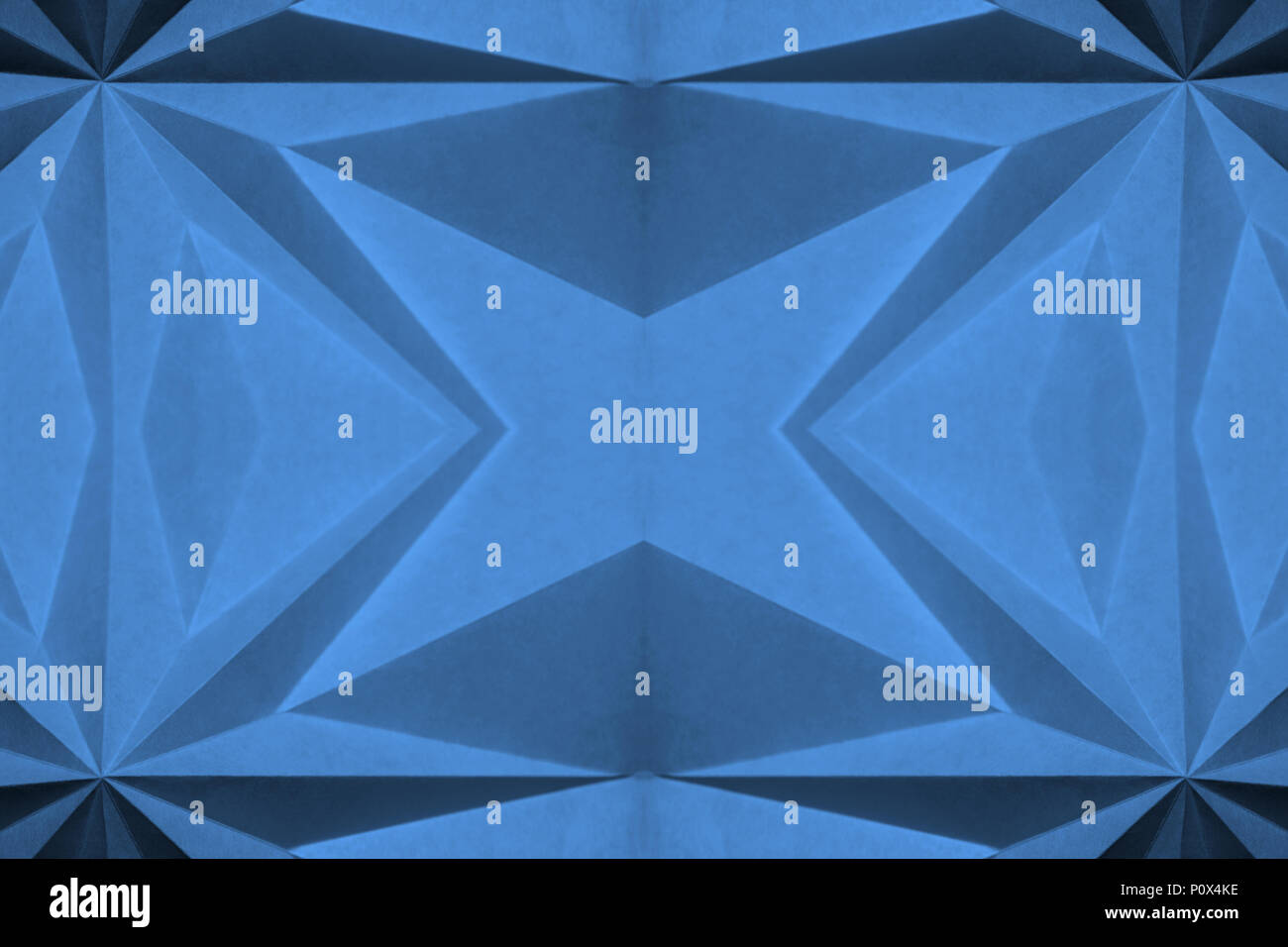 Blue origami basato sullo sfondo carta da parati astratto. Poco profondo, messa a fuoco macro grafica, angolare, monocromatico carta ripiegata. Pantone 16-4132; Little Boy Blue Foto Stock