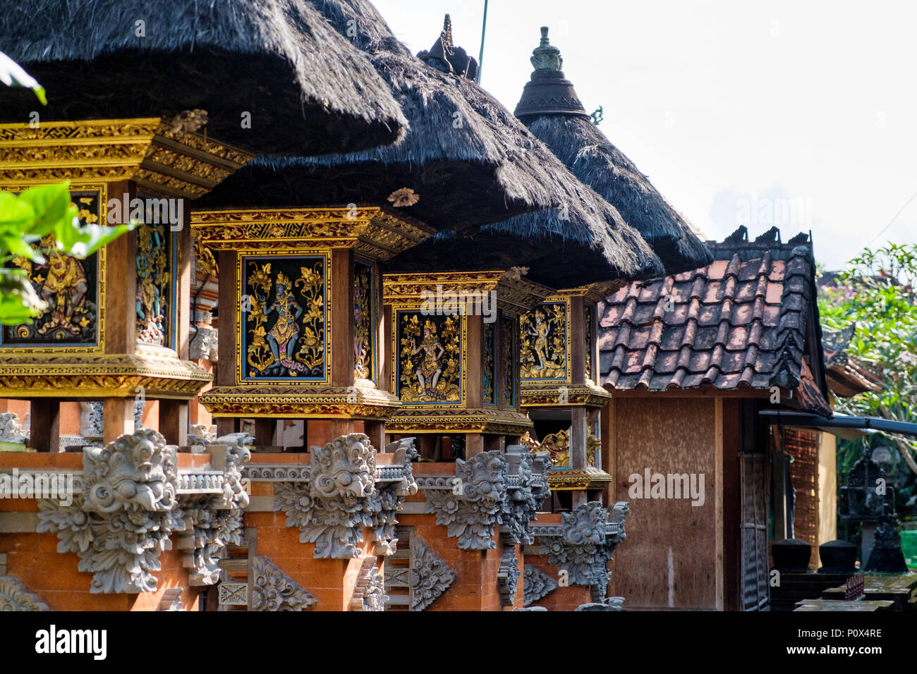 Tradizionale architettura Balinese all'interno di un composto della famiglia in Ubud, Bali, Indonesia. Foto Stock