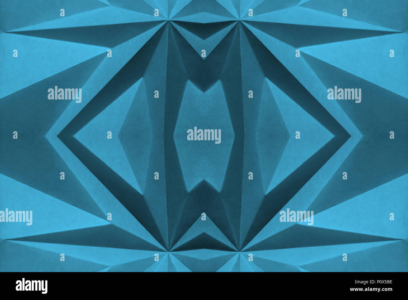 Luna blu Pantone 17-4328. Monocromatico blu astratto origami di carta in base angolare di sfondo con lo spazio negativo per i titoli. Foto Stock