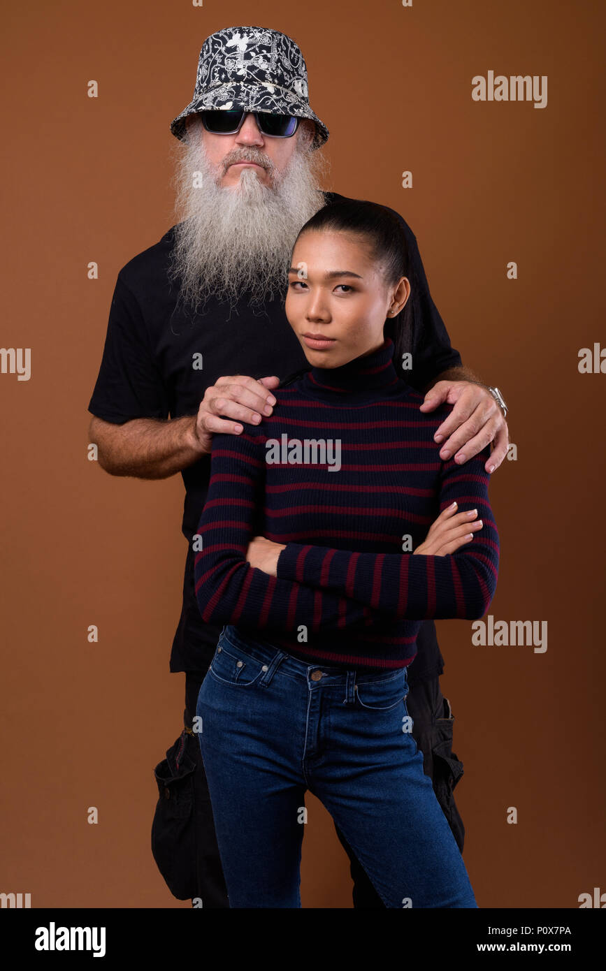 Coppia barbuto uomo calvo con giovani asiatici transgender donna Foto Stock