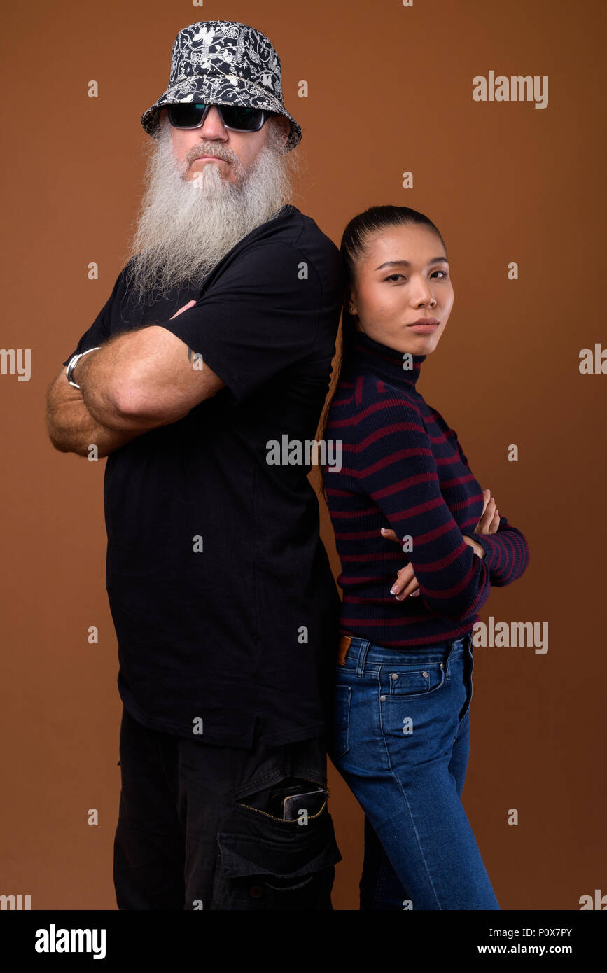 Coppia barbuto uomo calvo con giovani asiatici transgender donna Foto Stock