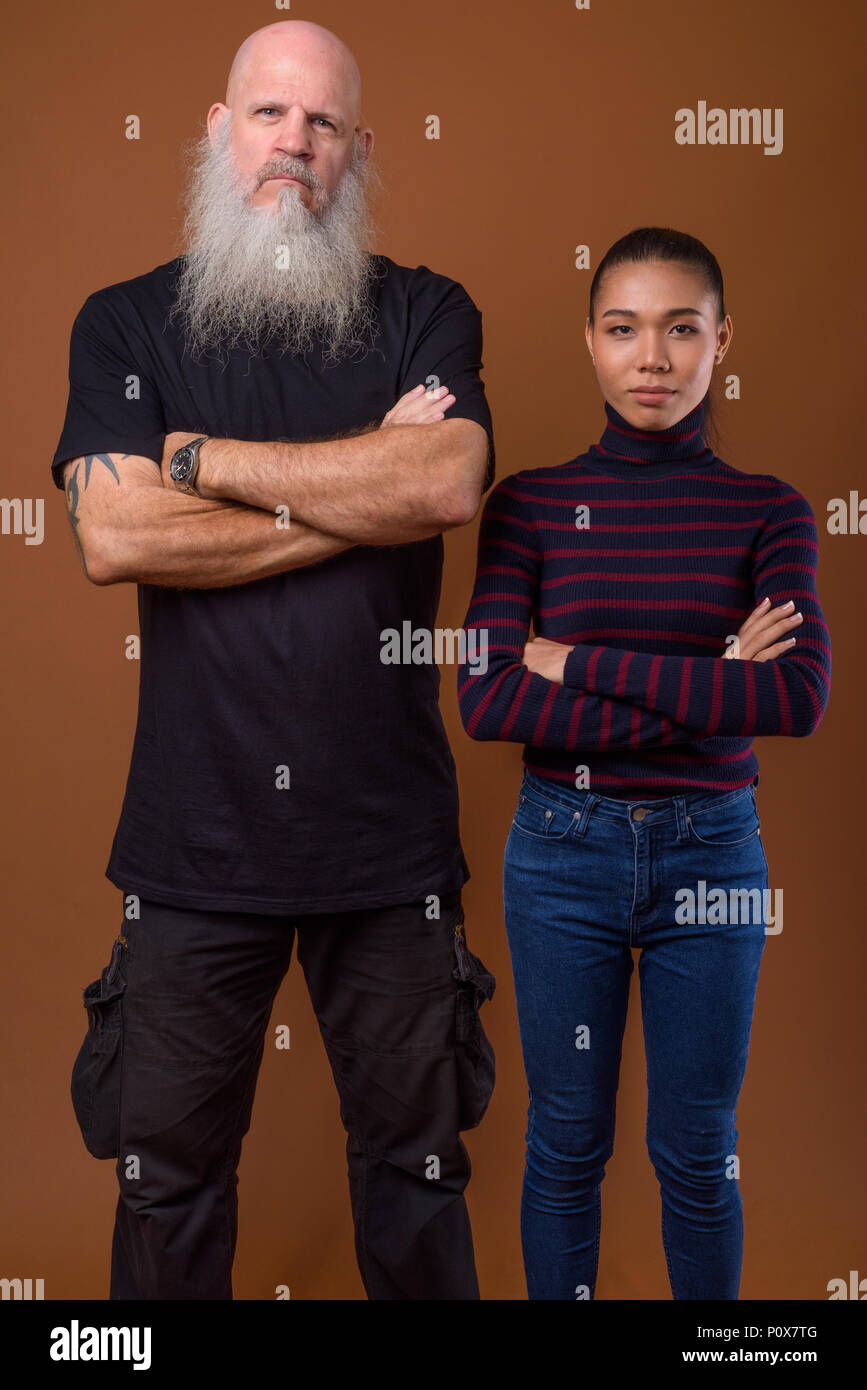 Coppia barbuto uomo calvo con giovani asiatici transgender donna Foto Stock