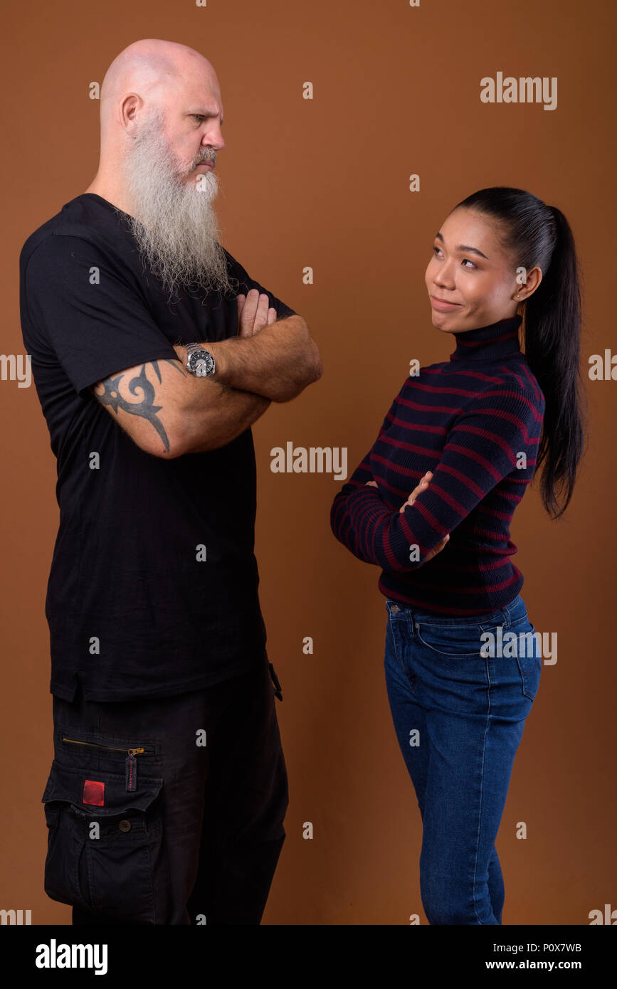 Coppia barbuto uomo calvo con giovani asiatici transgender donna Foto Stock