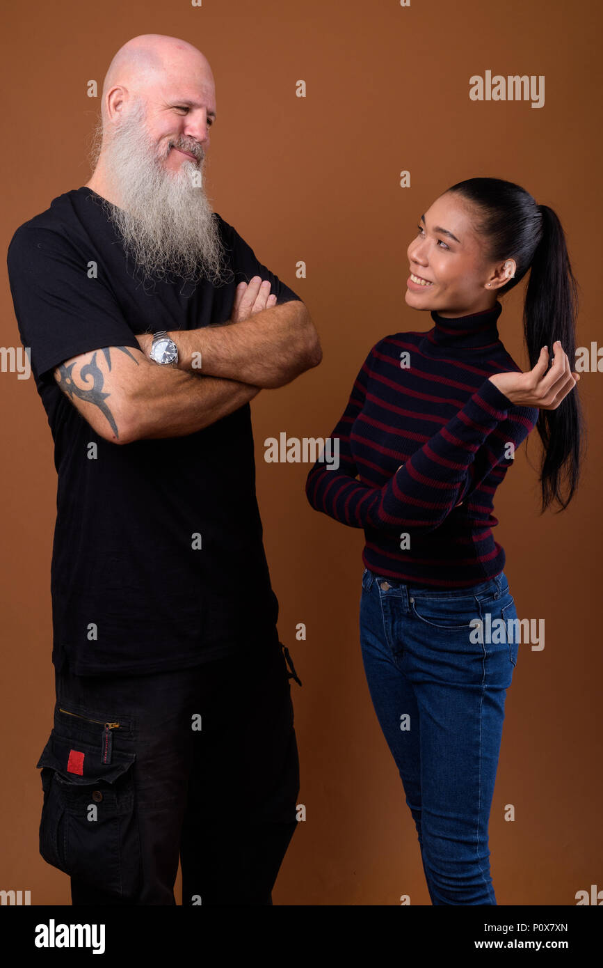 Coppia barbuto uomo calvo con giovani asiatici transgender donna Foto Stock