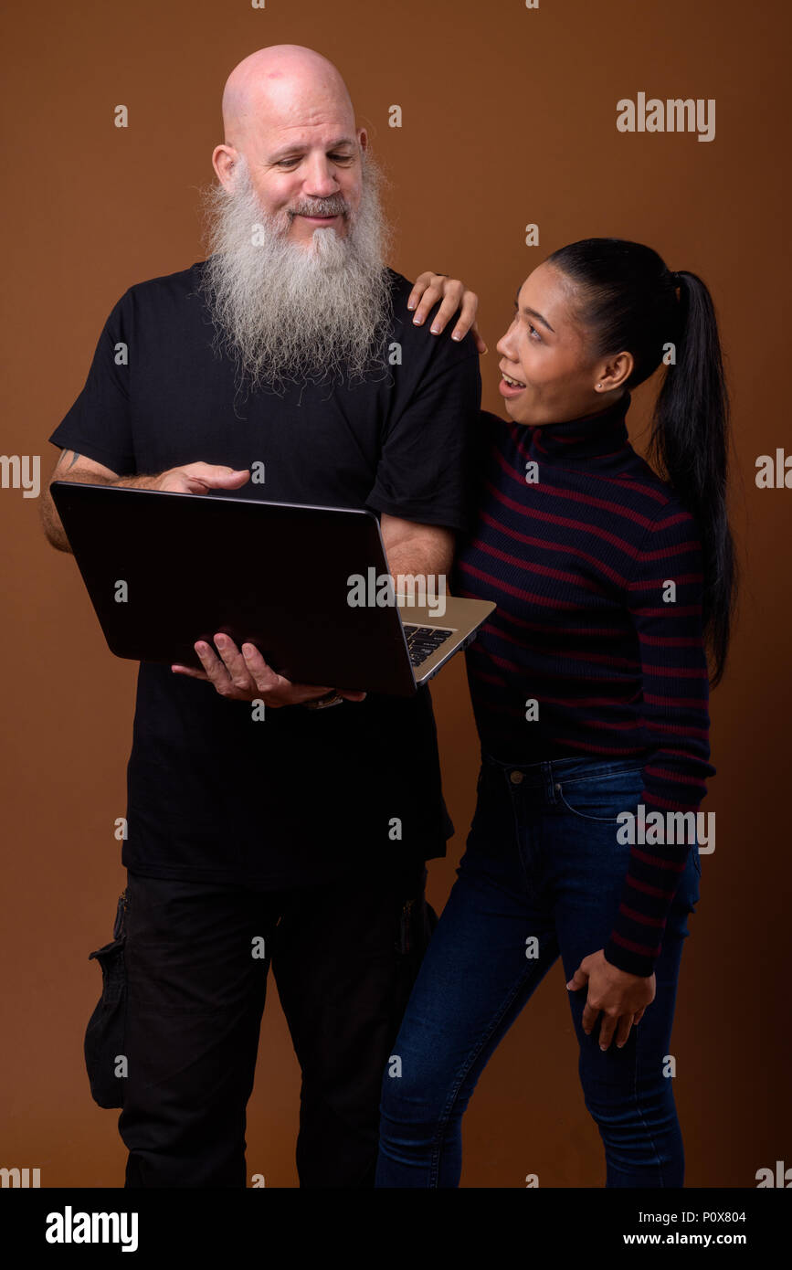 Coppia barbuto uomo calvo con giovani asiatici transgender donna Foto Stock