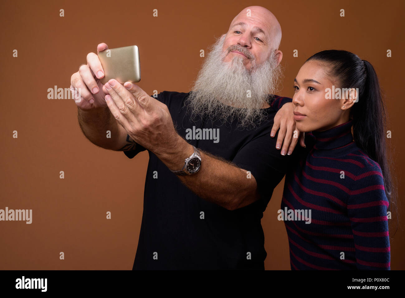 Giovane tenendo Selfie con telefono mobile Foto Stock