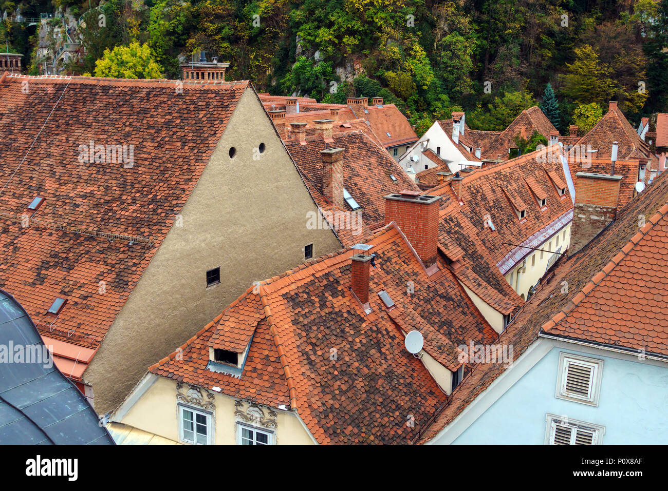 Vista aerea di tetti in tegole rosse della vecchia città di Graz Austria Foto Stock